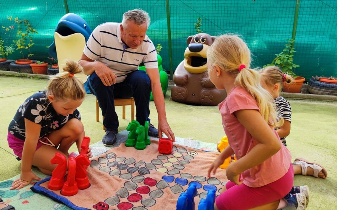 Načelnik Srša uručio poklone te se poigrao s mališanima