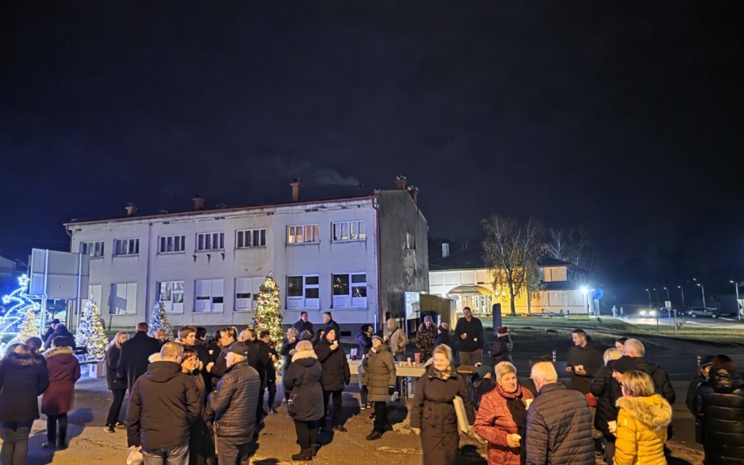 Na Trgu Svetog Martina upaljena je prva adventska svijeća